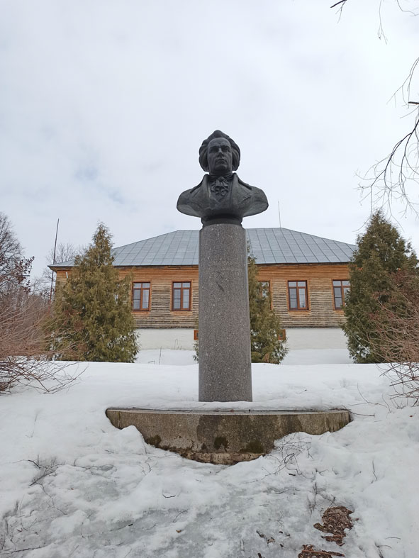 Бюст А.Т. Болотова перед восстановленным главным домом усадьбы 